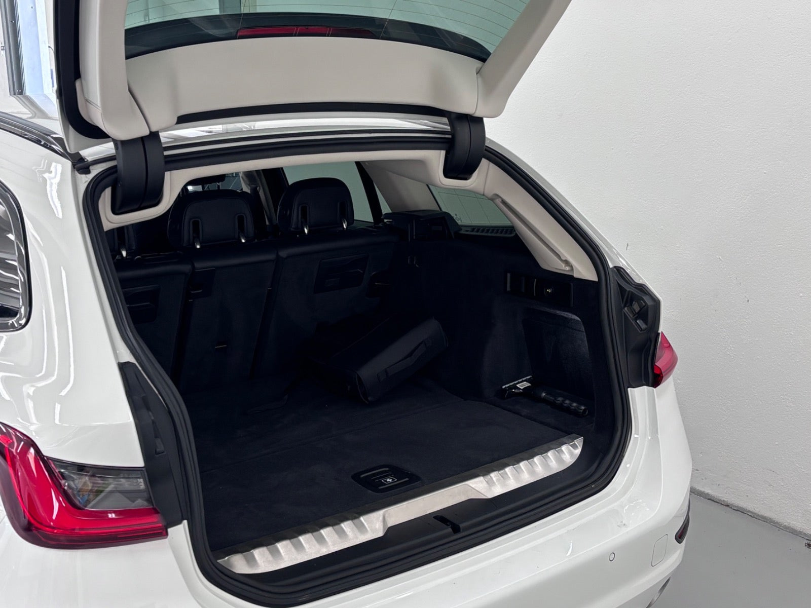 Hvid BMW 330e fra 2020