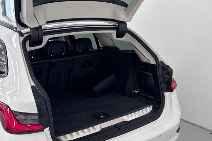 Hvid BMW 330e fra 2020