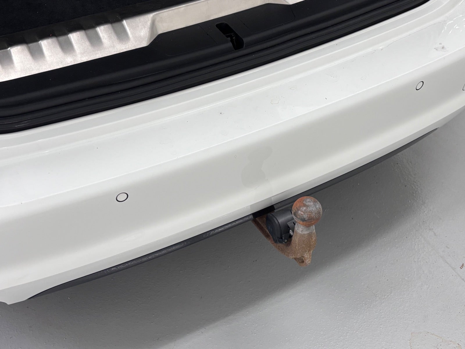Hvid BMW 330e fra 2020