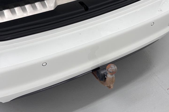 Hvid BMW 330e fra 2020