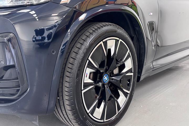 Blå BMW iX3 fra 2022