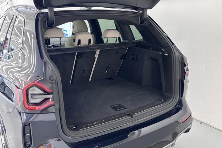 Blå BMW iX3 fra 2022