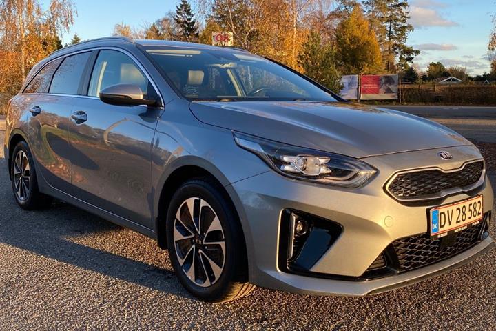 Sølv Kia Ceed fra 2021 set udefra