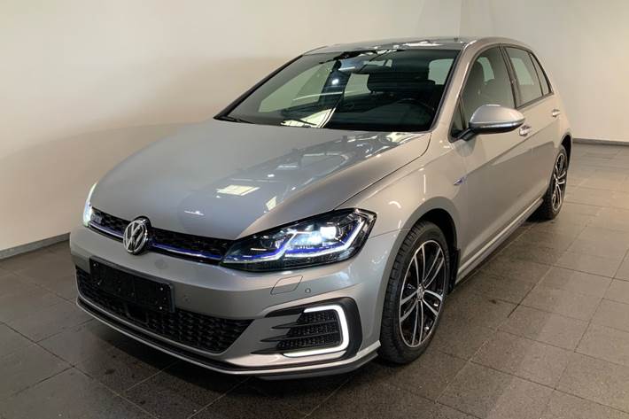 Grå VW Golf VII fra 2020