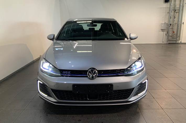 Grå VW Golf VII fra 2020