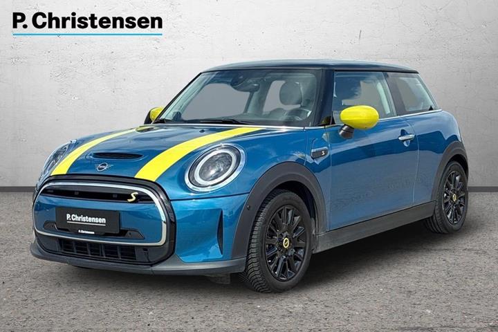 Blå Mini Cooper SE fra 2023 set udefra