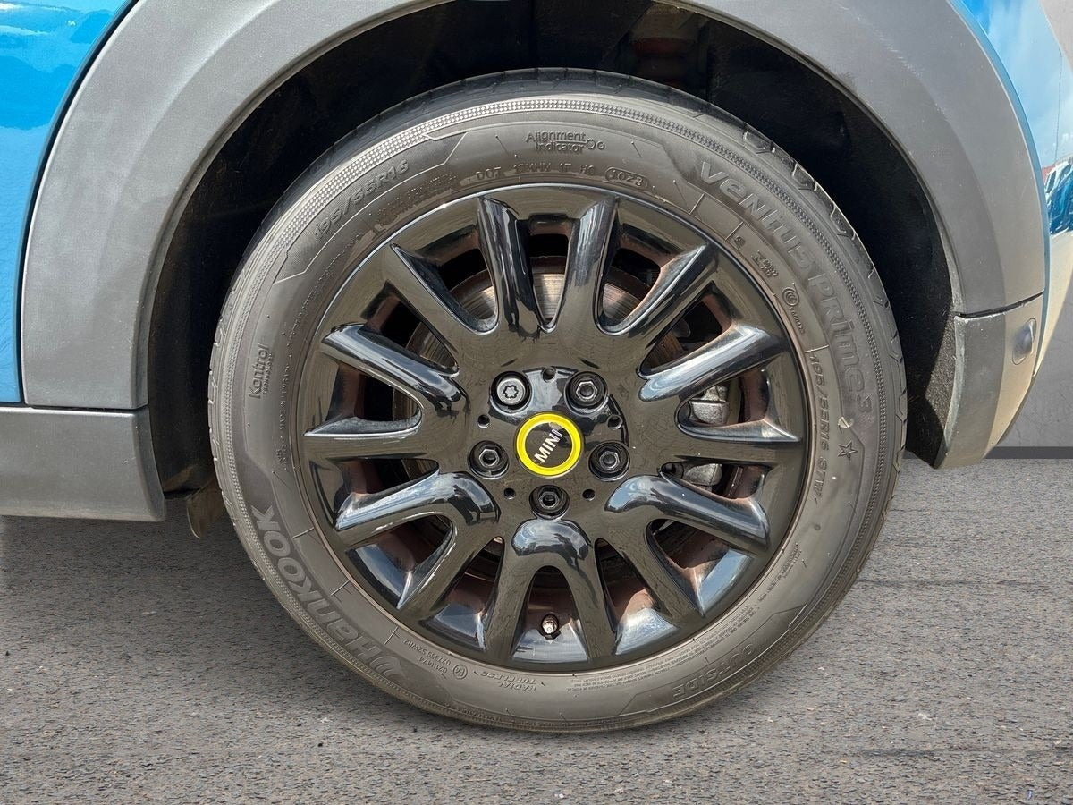 Blå Mini Cooper SE fra 2023