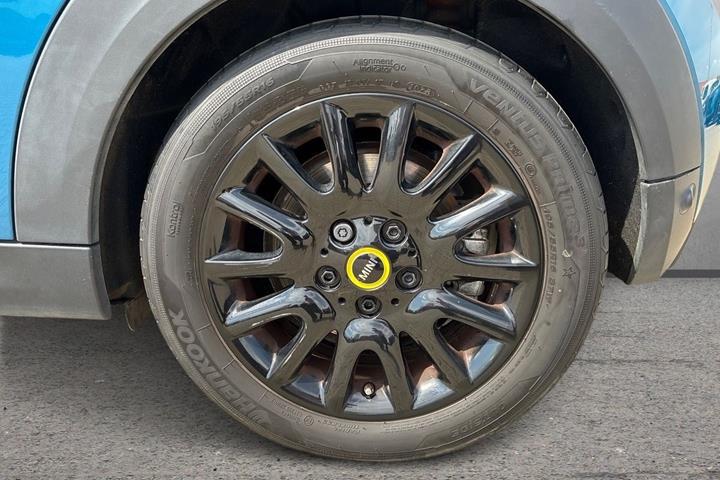 Blå Mini Cooper SE fra 2023
