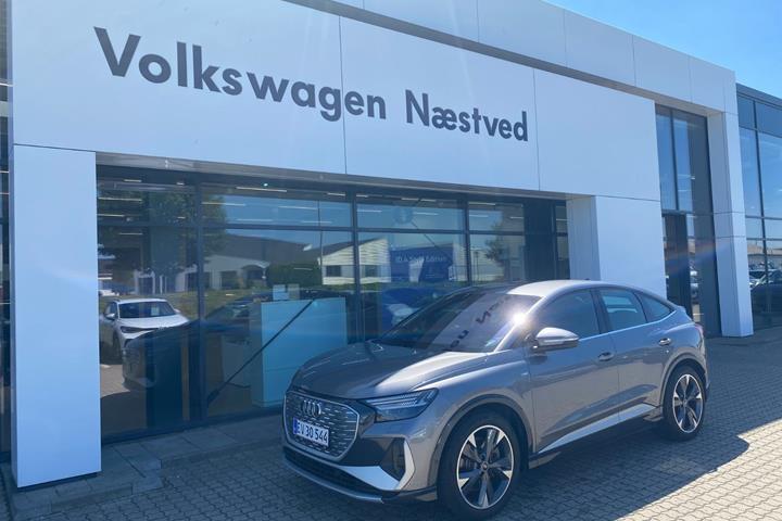 Grå Audi Q4 e-tron fra 2023