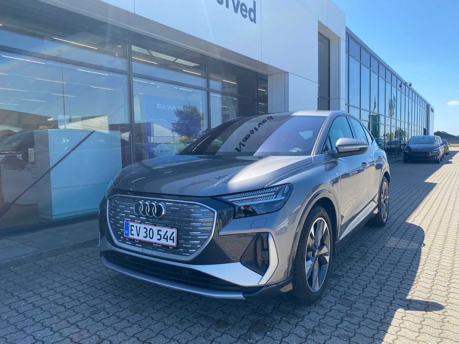 Grå Audi Q4 e-tron fra 2023