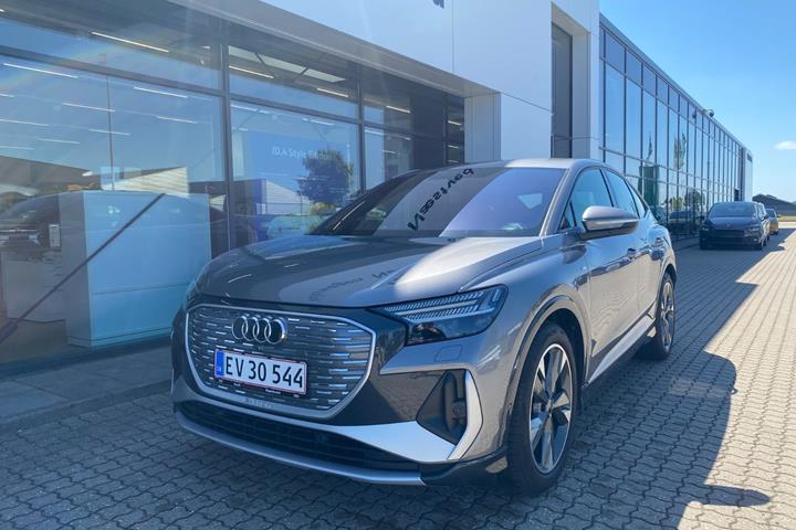 Grå Audi Q4 e-tron fra 2023