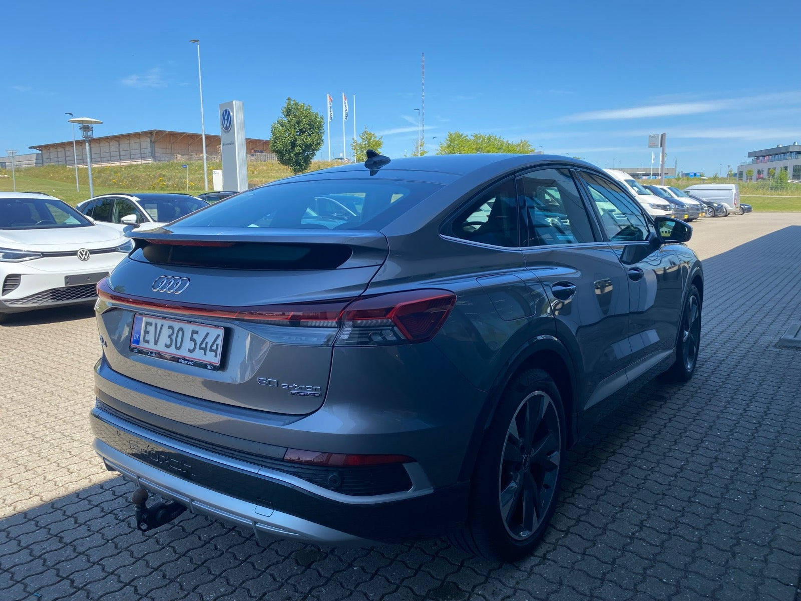Grå Audi Q4 e-tron fra 2023