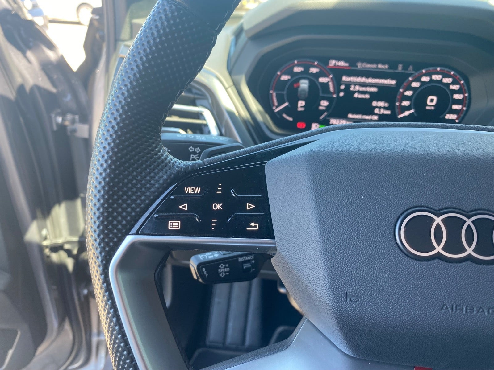 Grå Audi Q4 e-tron fra 2023