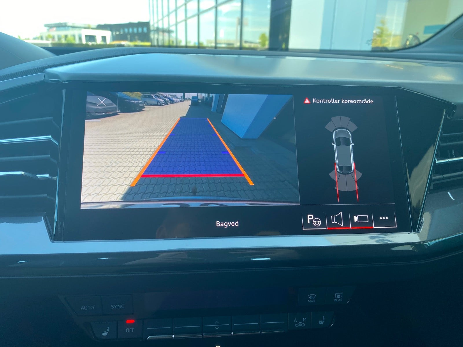 Grå Audi Q4 e-tron fra 2023