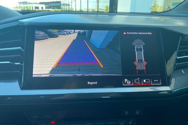 Grå Audi Q4 e-tron fra 2023