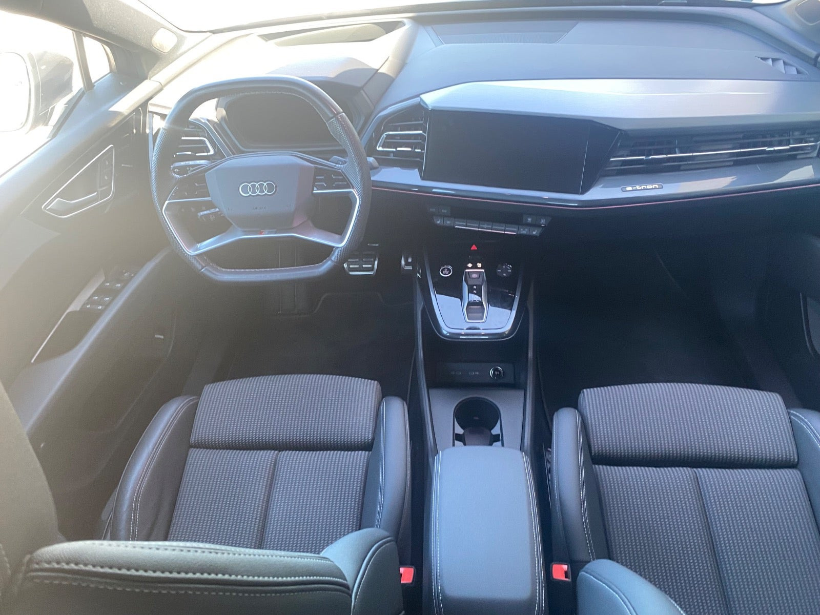 Grå Audi Q4 e-tron fra 2023