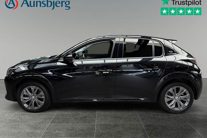 Sort Peugeot e-208 fra 2023