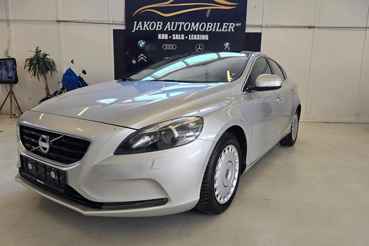 Sølv Volvo V40 fra 2013 set udefra