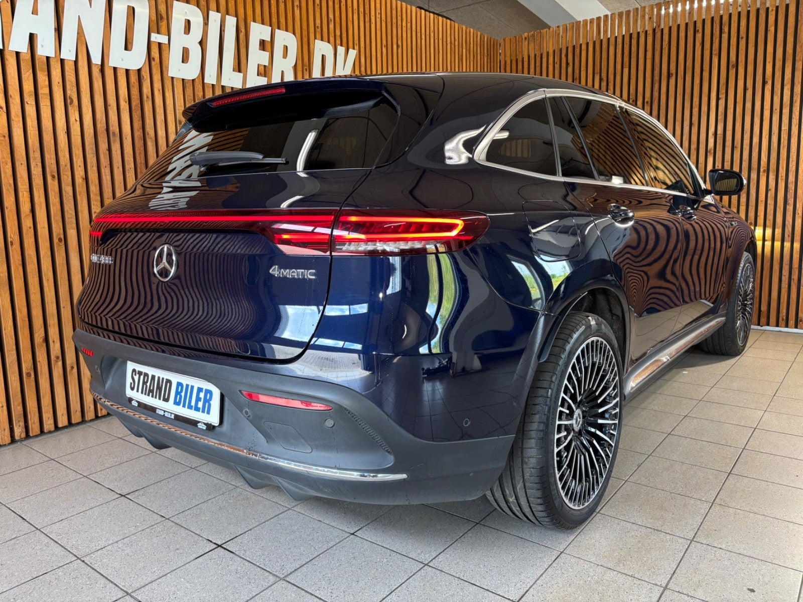 Blå Mercedes EQC400 fra 2022