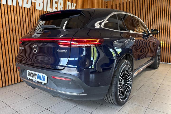 Blå Mercedes EQC400 fra 2022