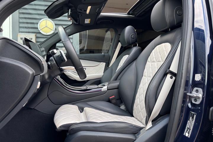 Blå Mercedes EQC400 fra 2022