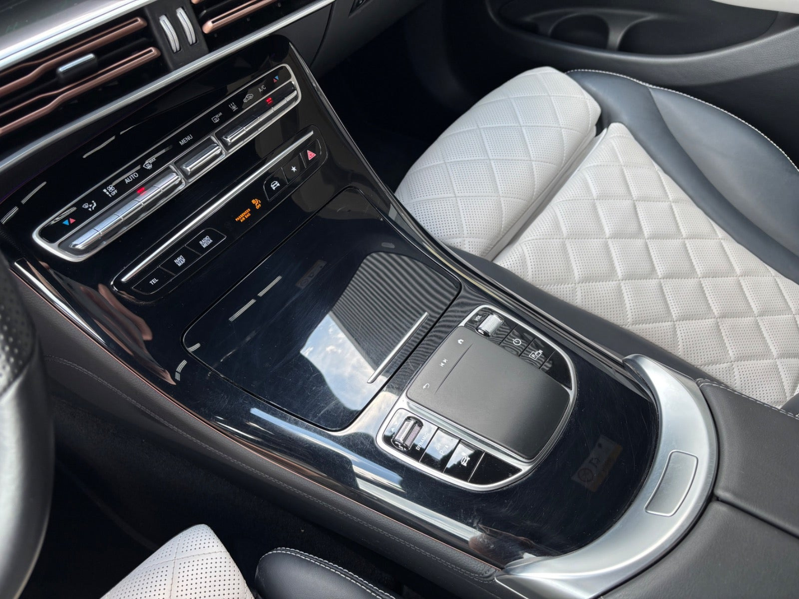 Blå Mercedes EQC400 fra 2022