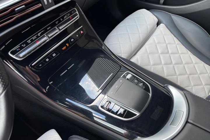 Blå Mercedes EQC400 fra 2022