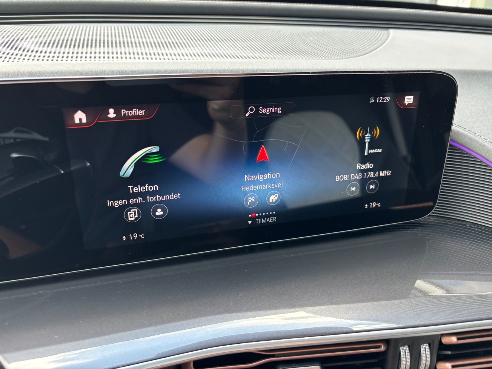 Blå Mercedes EQC400 fra 2022