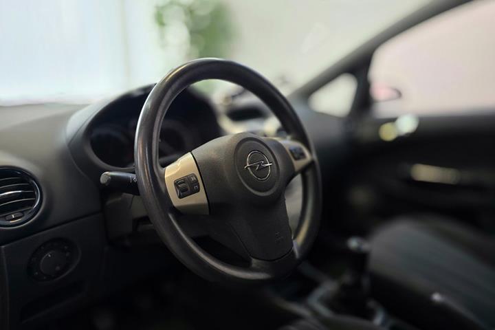 Sort Opel Corsa fra 2006