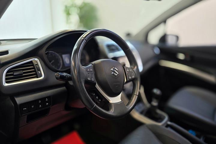 Blå Suzuki S-Cross fra 2020