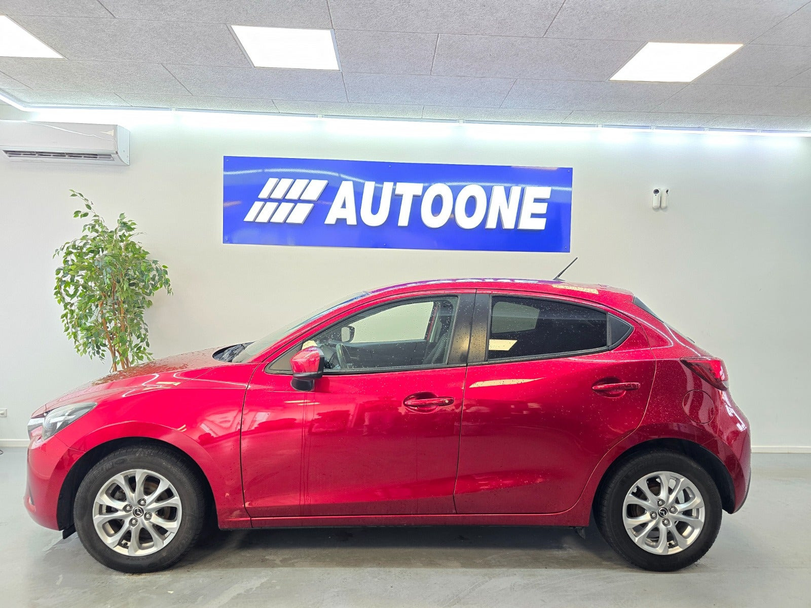 Rød Mazda 2 fra 2018
