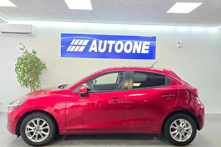Rød Mazda 2 fra 2018