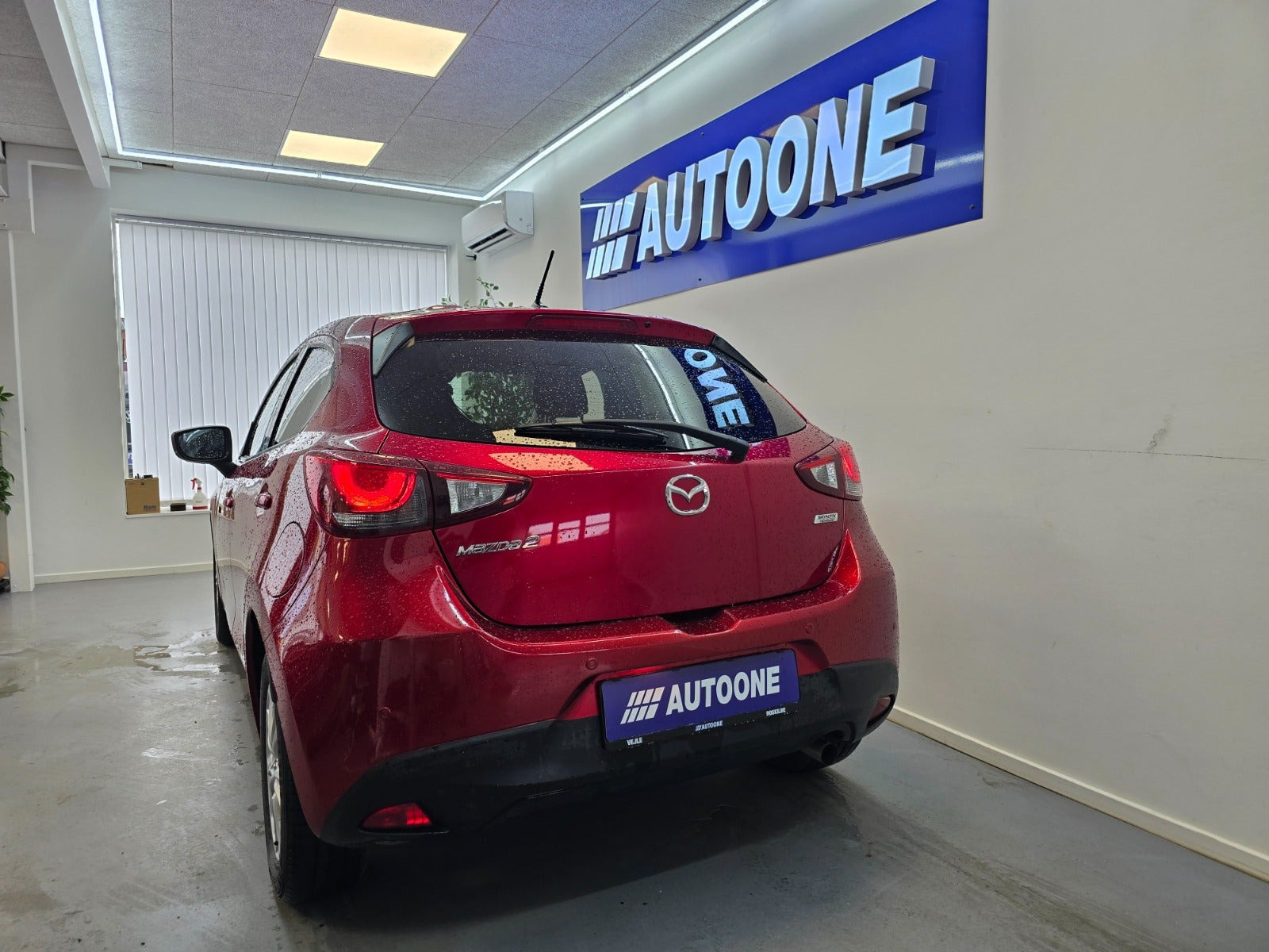 Rød Mazda 2 fra 2018