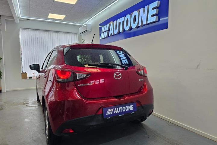 Rød Mazda 2 fra 2018