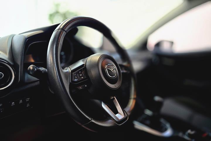 Rød Mazda 2 fra 2018