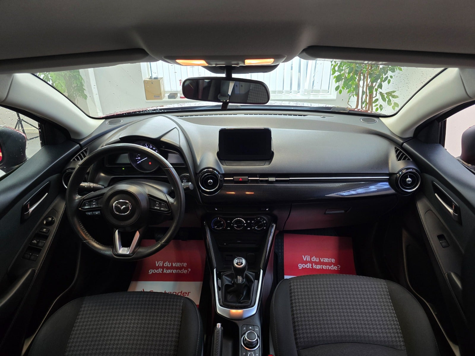 Rød Mazda 2 fra 2018