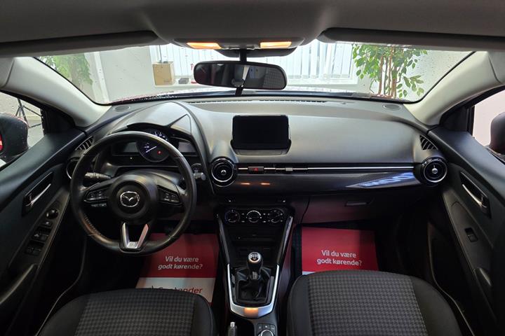 Rød Mazda 2 fra 2018