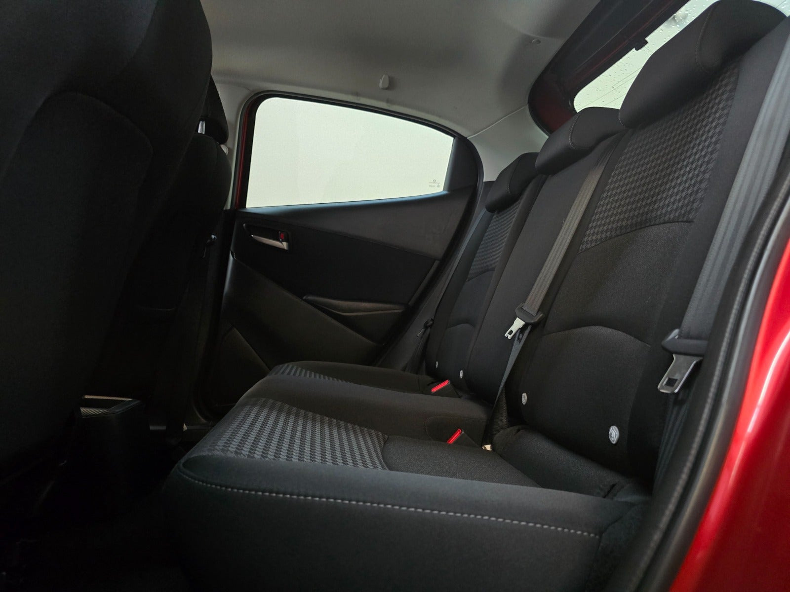 Rød Mazda 2 fra 2018