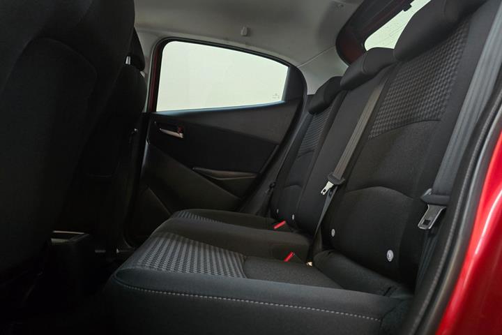 Rød Mazda 2 fra 2018