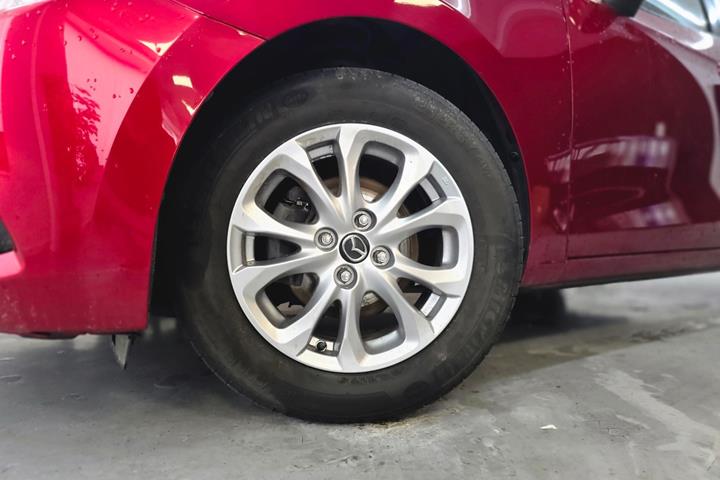 Rød Mazda 2 fra 2018