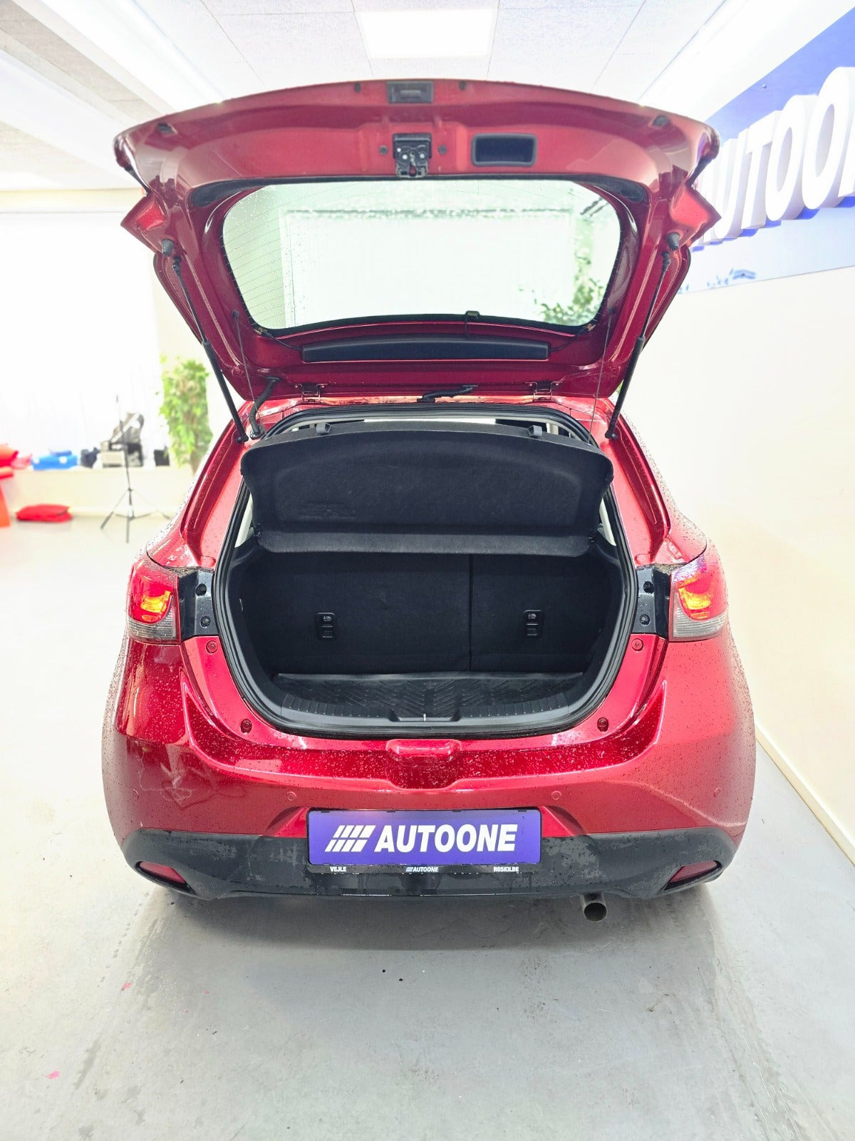 Rød Mazda 2 fra 2018