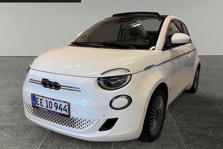 Hvid Fiat 500e fra 2023 set udefra