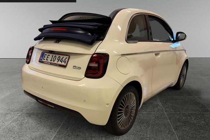 Hvid Fiat 500e fra 2023