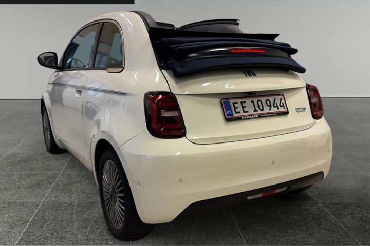 Hvid Fiat 500e fra 2023