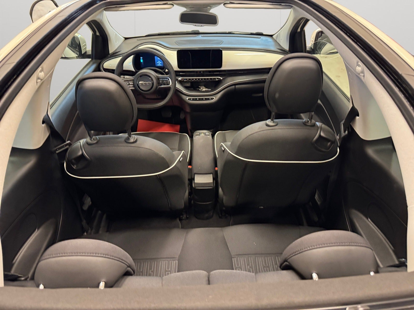 Hvid Fiat 500e fra 2023