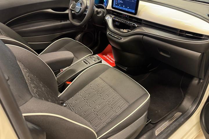 Hvid Fiat 500e fra 2023