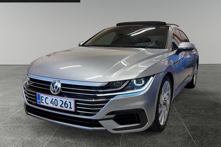 Sølv VW Arteon fra 2018 set udefra