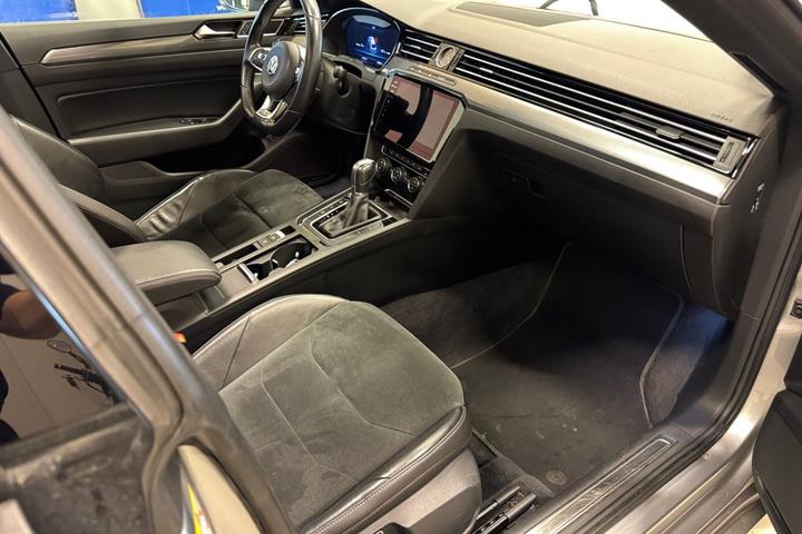 Sølv VW Arteon fra 2018