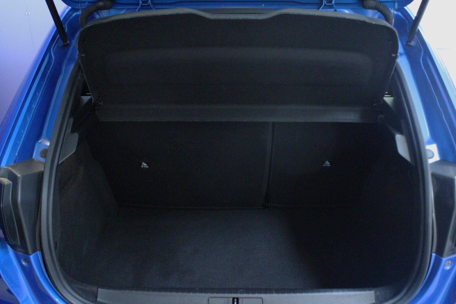 Blå Peugeot 208 fra 2024