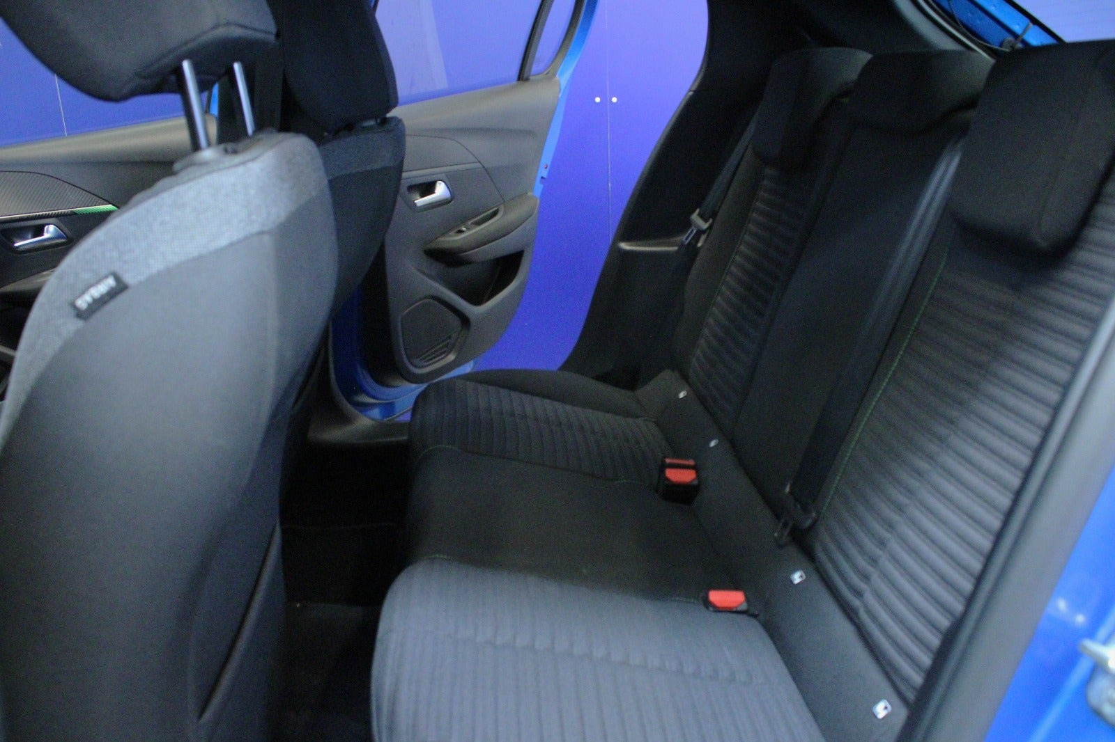 Blå Peugeot 208 fra 2024